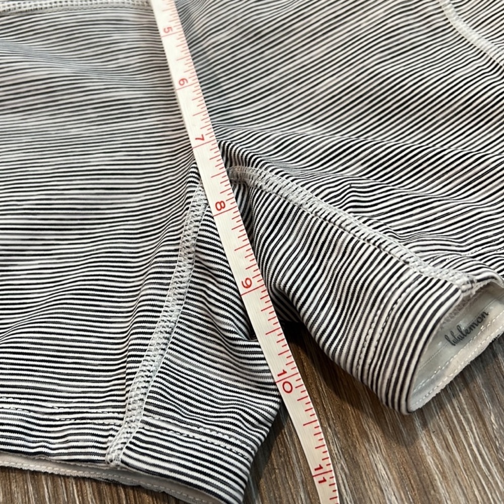 Lululemon Shorts - Size 4 - Picture 9 of 12